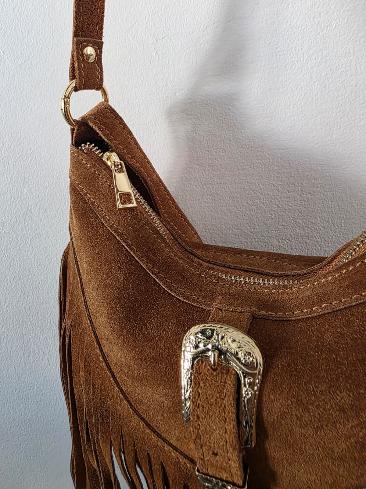 Mood Spain – Borsa a Mezzaluna con Frangia in Vera Pelle Scamosciata (Testa di Moro) Made in Italy