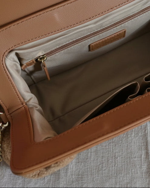 Limited Mood – Maxi pochette teddy dal carattere contemporaneo